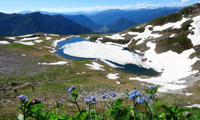 Es liegt noch Eis und Schnee am Augstsee