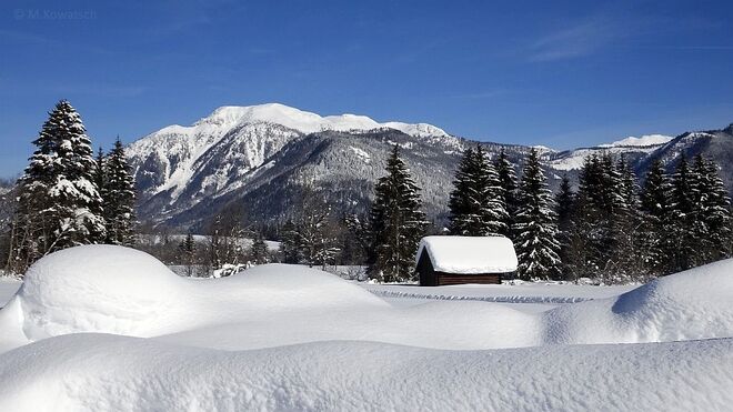 Tief verschneite Winterlandschaft