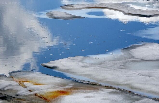 Abstraktes Eisbild im Sommer