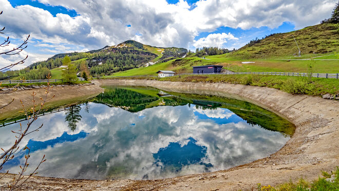 Die Steinplatte spiegelt sich im Speichersee