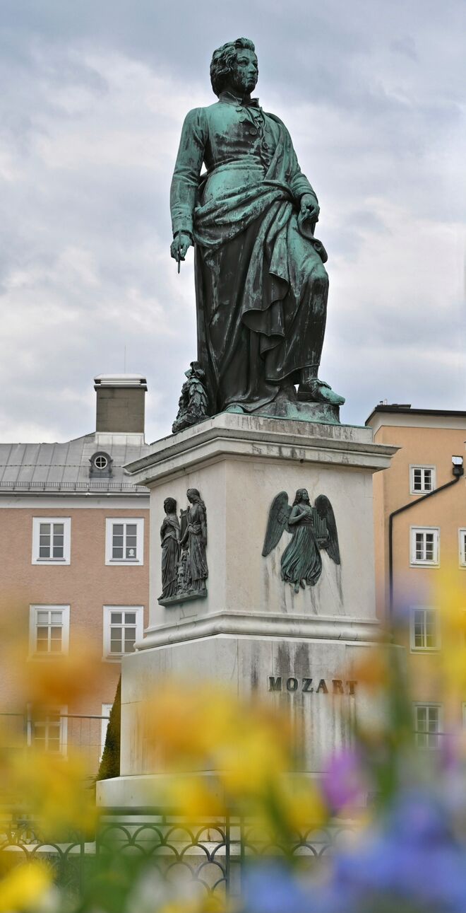 Das Mozart-Denkmal ...