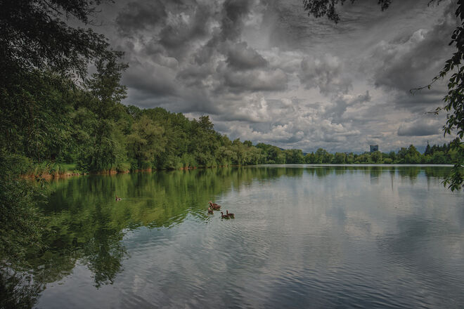 Bedrohliche Wolkenstimmung am See