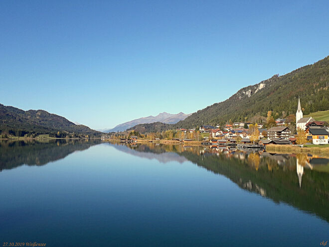 Ruhig liegt der Weißensee im Oktobersonnenschein