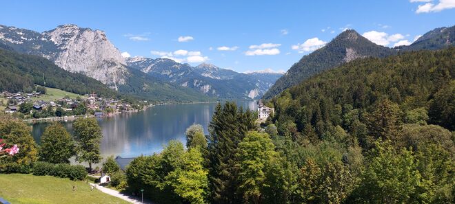 Blick auf den Grundlsee mit Schloß Costiglione
