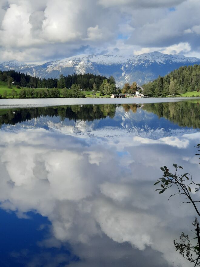 Atemberaubende Fotospiegelung vom Naturjuwel Gleinkersee