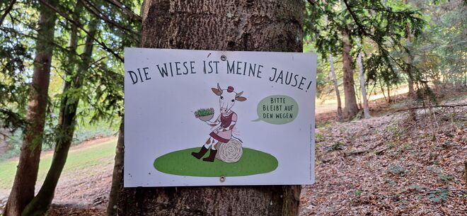 Schild am Wegesrand