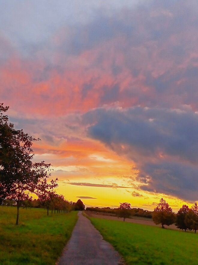 Weg in den Abendhimmel