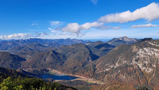 Blick auf den schönen, blauen Weitsee