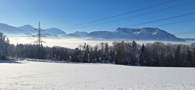 Nebel im Tal, am Berg Sonnenstrahl