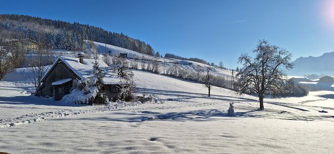 Urige Hütte im Schnee
