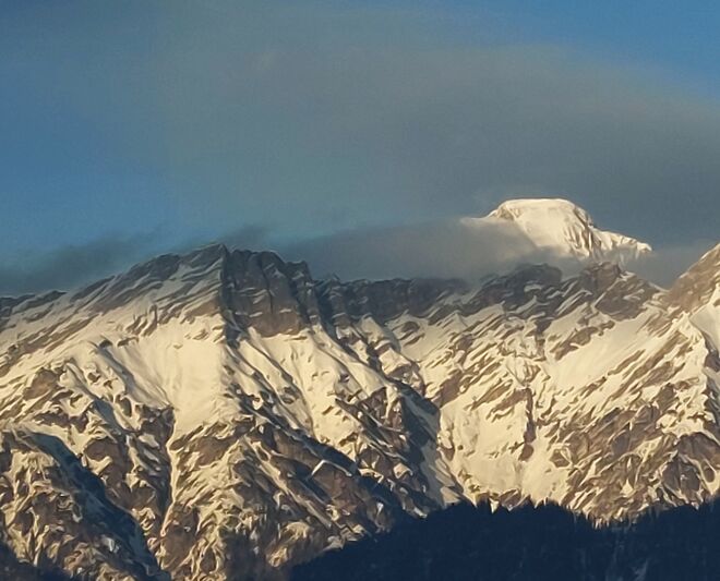 Ein Phantom kriecht über den Berg