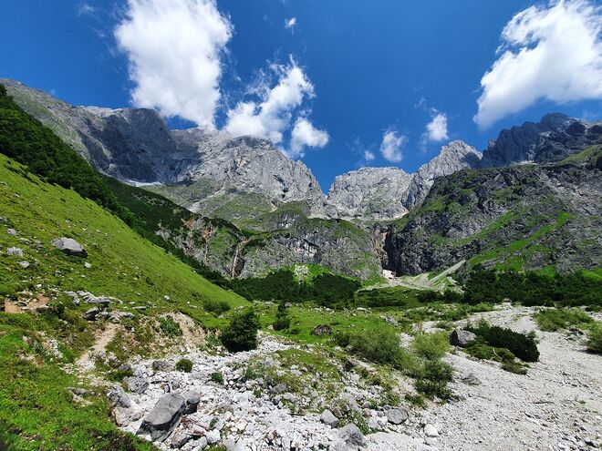 Stein und Fels und etwas Grün