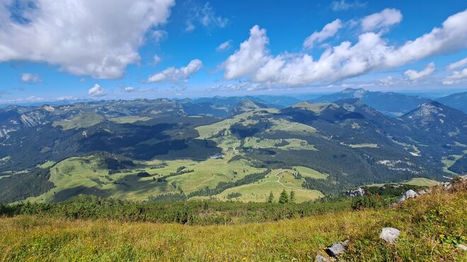 Wie eine grüne Insel, umrahmt von Bergen