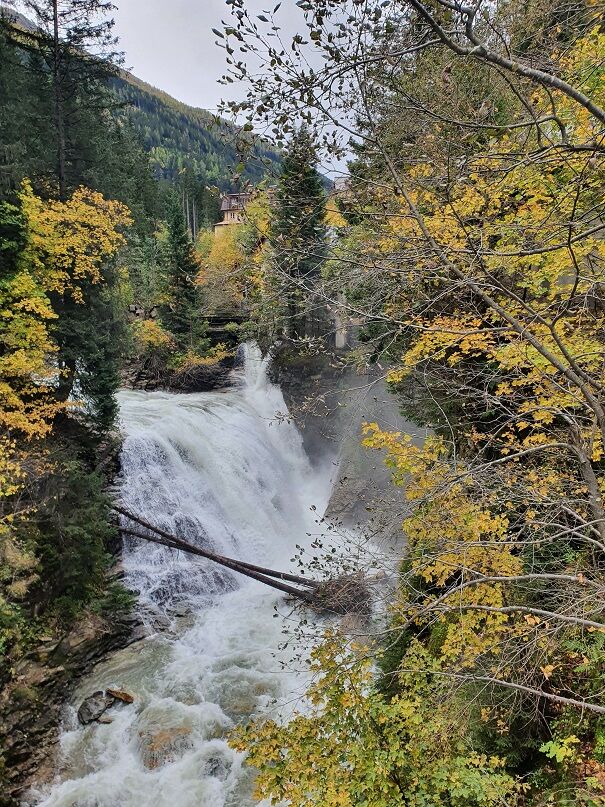 Wasserfall in Herbstfarben
