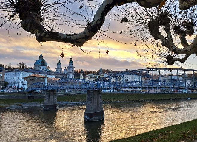 Stimmungsvoller Sonnenuntergang in unserer Stadt- Blick vom Gisela- Kai über den Mozartsteg auf die Altstadt