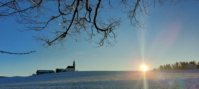 Die Wintersonne geht unter