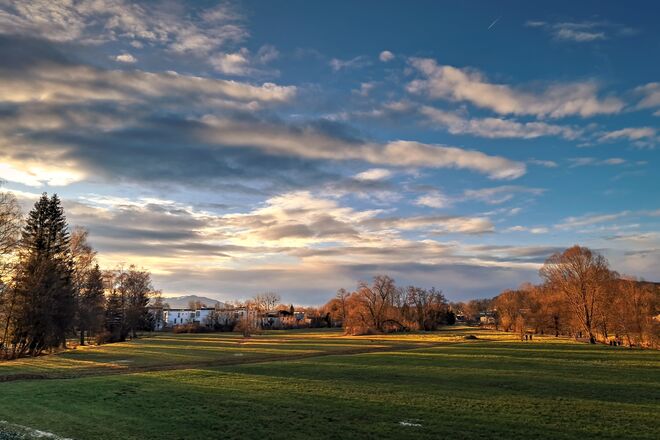 Spaziergang mit Wolkenstimmung im Samer Mösl
