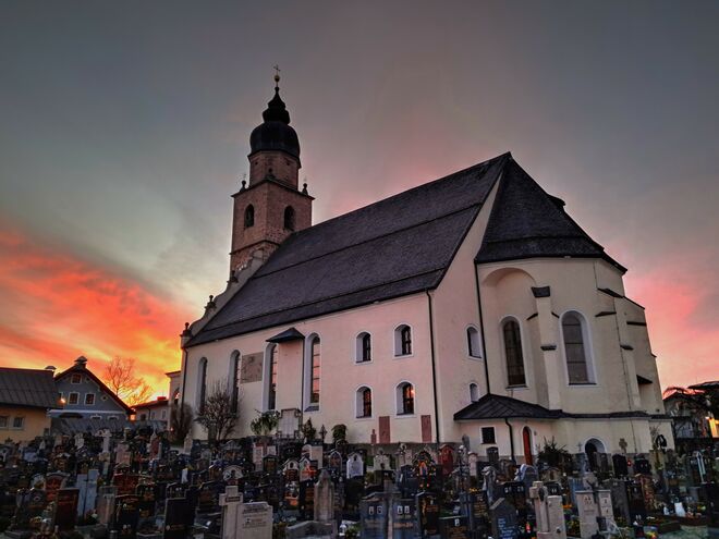 Die Stiftspfarrkirche Seekirchen bei einem farbenprächtigen Sonnenuntergang