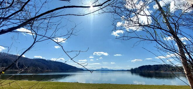 Frühlingssonne über dem See