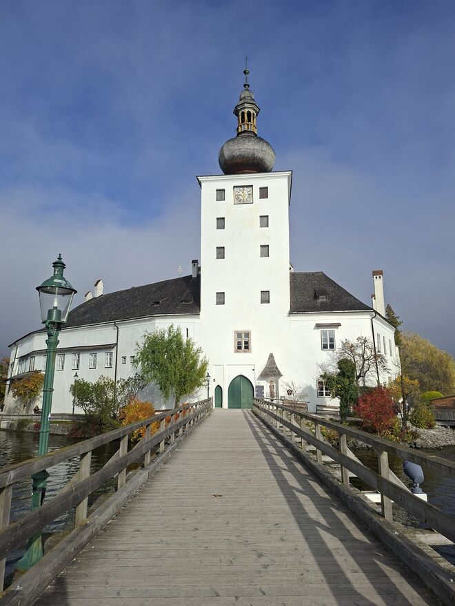 Schloss Orth im Herbst
