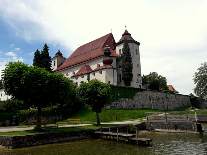 Schiffsanlegestelle mit Blick aufs Kloster