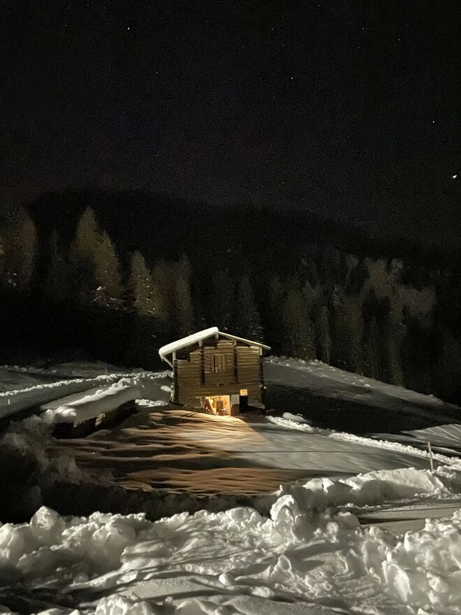 Hütte mit Sternenhimmel