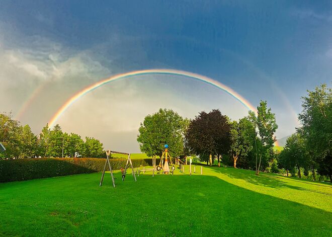 Kaum hatte der Regen nachgelassen, zeigte sich ein farbenprächtiger Regenbogen über dem Spielplatz am idyllischen Ritzensee.