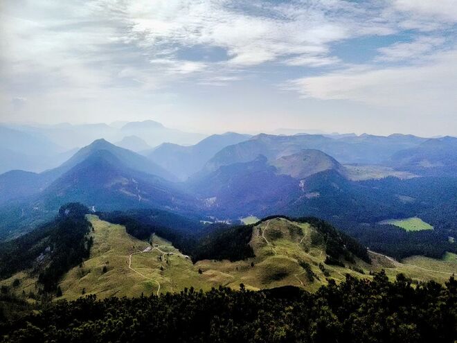 Blick auf die grüne Hochebene der Postalm