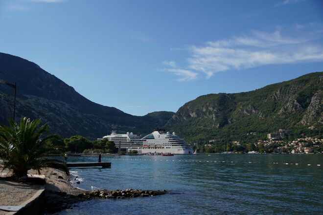 Kreuzfahrtschiff im kleinen Hafen von Kotor