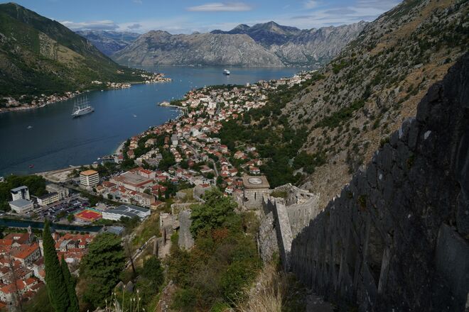 Tiefblick auf die kleine Stadt Kotor