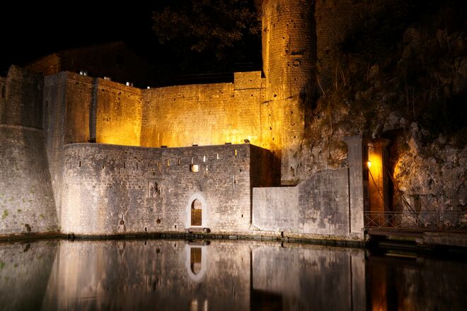 Stadtmauer von Kotor bei Nacht.