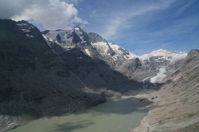Seine Majestät der Großglockner taucht aus dem Wolkenmeer auf...
