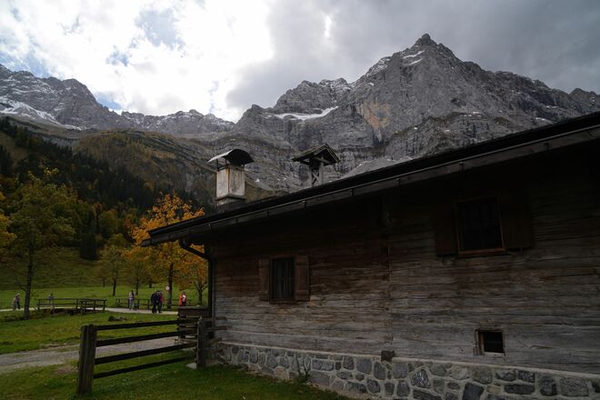 Dunkle Wolken über dem Karwendelgebirge