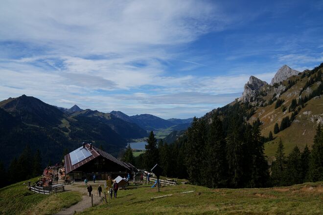 Schneetalam im Hintergrund der Haldensee