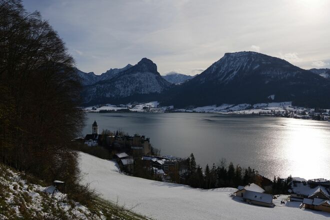 Blick auf den Wolfgangsee und den markanten Sparber