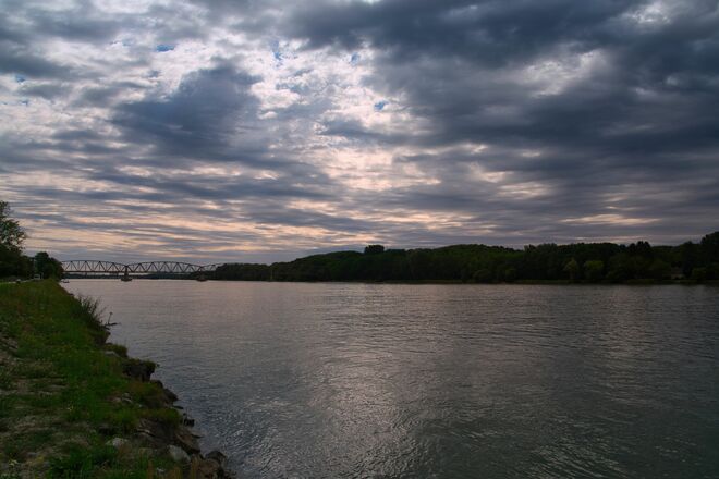 Dunkle Wolken über der Donau