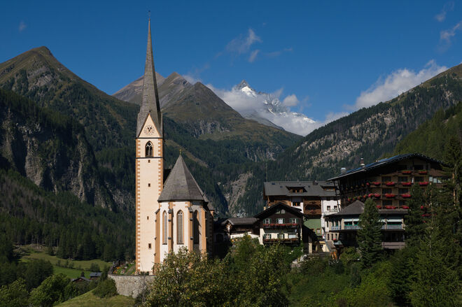 Heiligenblut mit verschneitem Großglockner Gipfel
