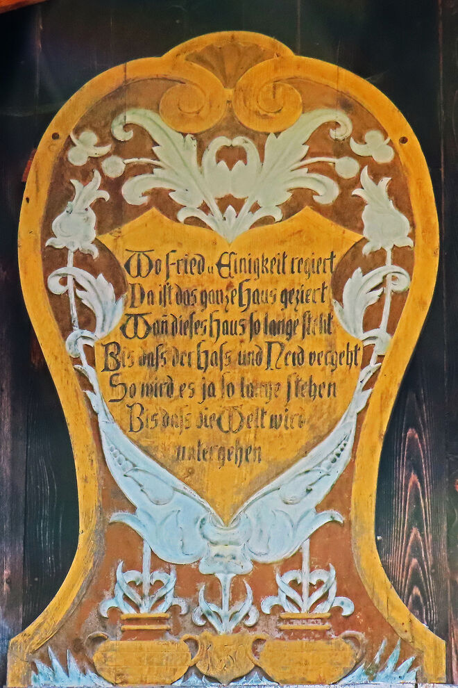 "Hausgiebelspruch" auf einem Haus in Mühlbach im Pinzgau