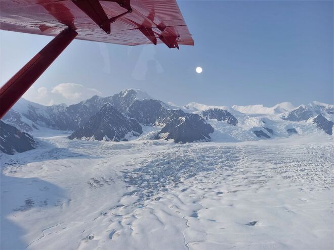 über hohe Gletscher im Denali-Gebirge