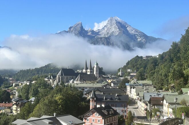 Herbstnebel mit erstem Schnee