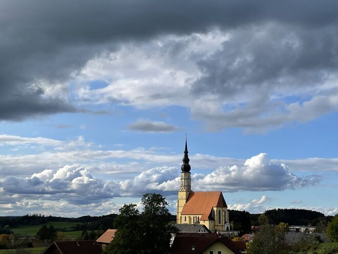 Dräuende Wolken über der Kirche
