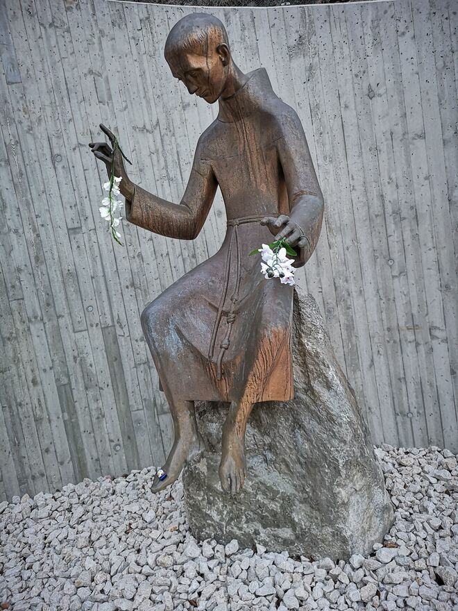 Elegante Statue am Thumsee