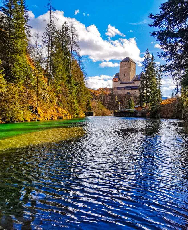 Burg Mauterndorf im Herbstkleid