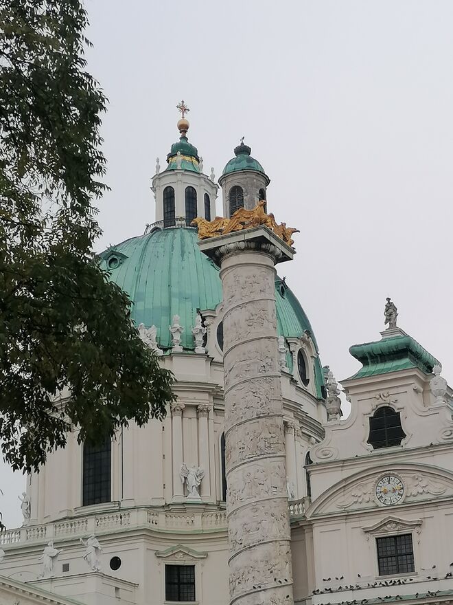 Kirchenschmuck: goldene Adler, graue Tauben
