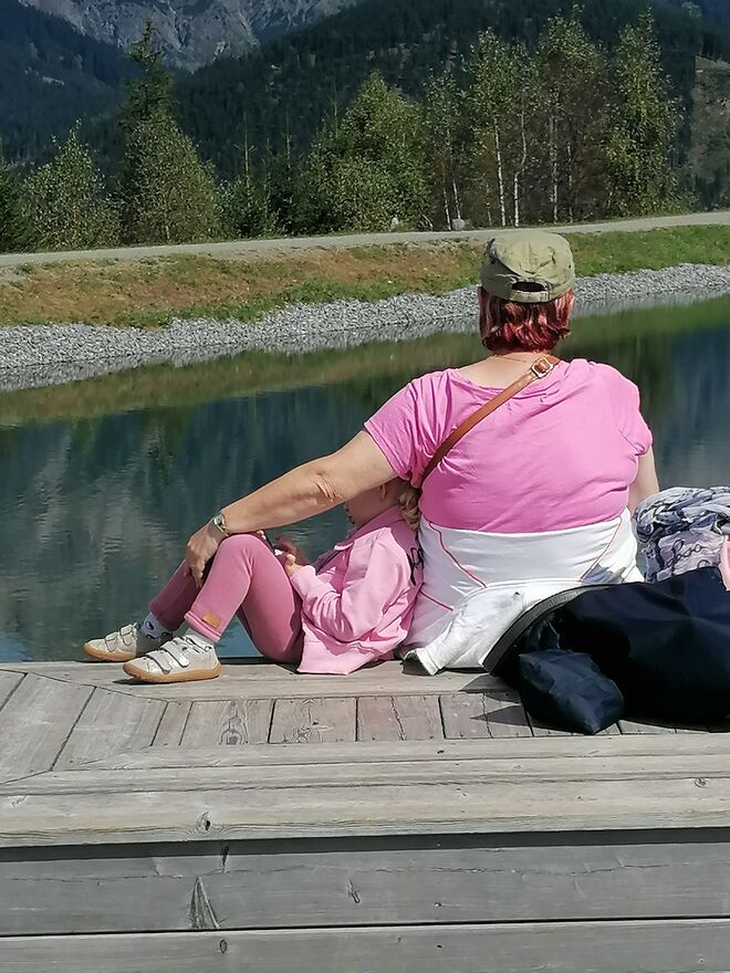 Naturbegeisterte Mama beschützt ihr Kind beim Handyspielen