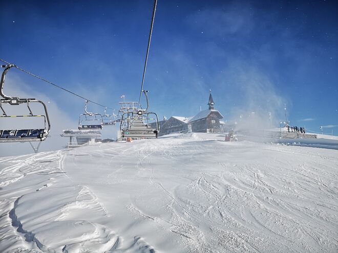 Volles Rohr und verschneite Liftsessel