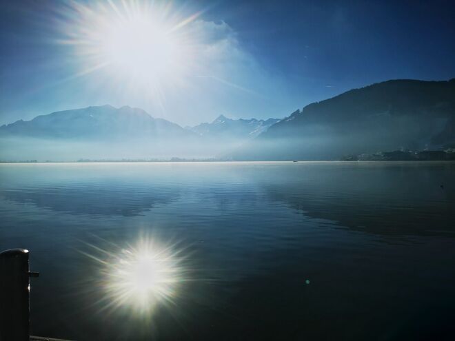 Sonne See und Berge