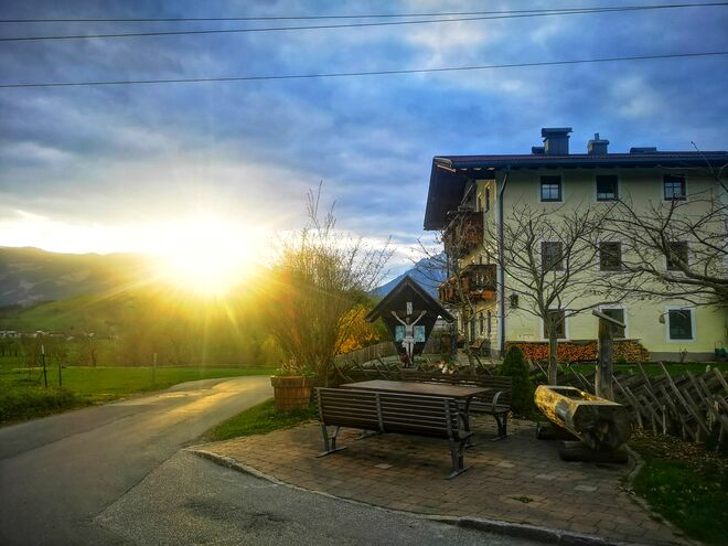 Die letzten Sonnenstrahlen verabschieden den Frühlingstag in Saalfelden