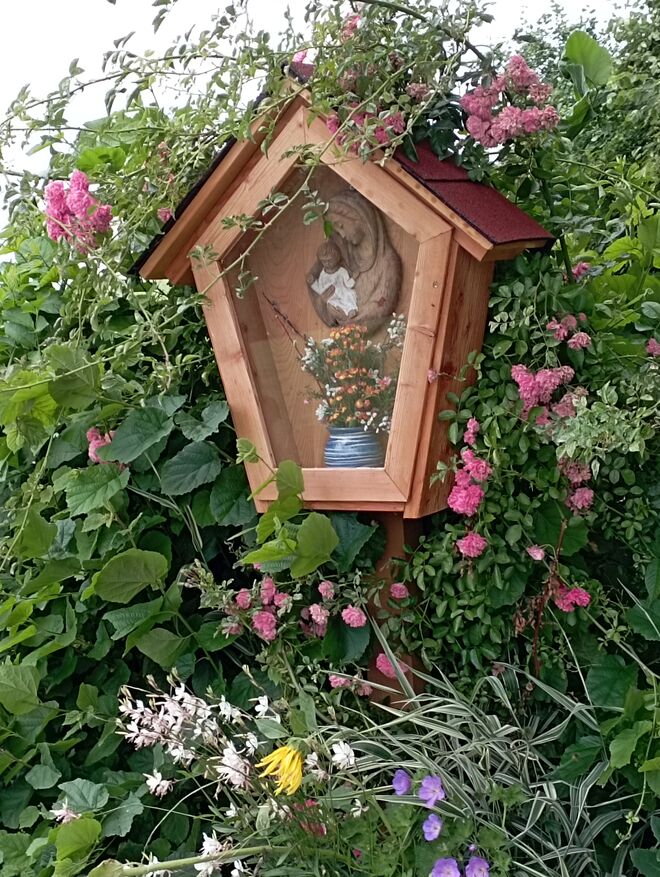 Liebevoll gepflegtes Marterl am Wegesrand