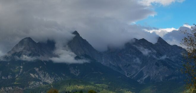 Wolkenlawine schiebt sich in Tal